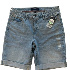 NWT TOMMY HILFIGER Women's Bermuda Cuffed Denim Shorts Size 8. Light blue wash